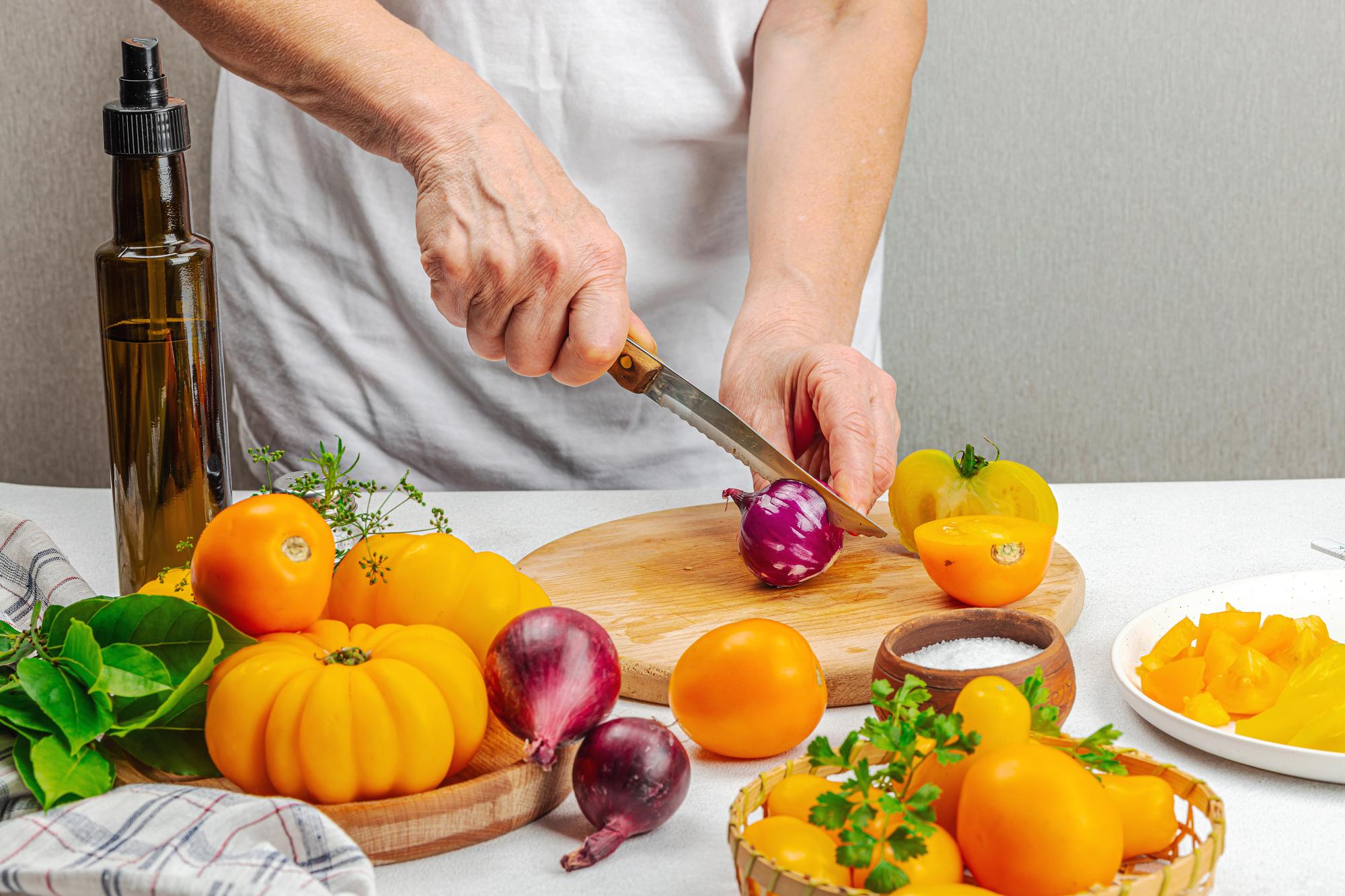 Szef kuchni przygotowujący produkt z lokalnych składników